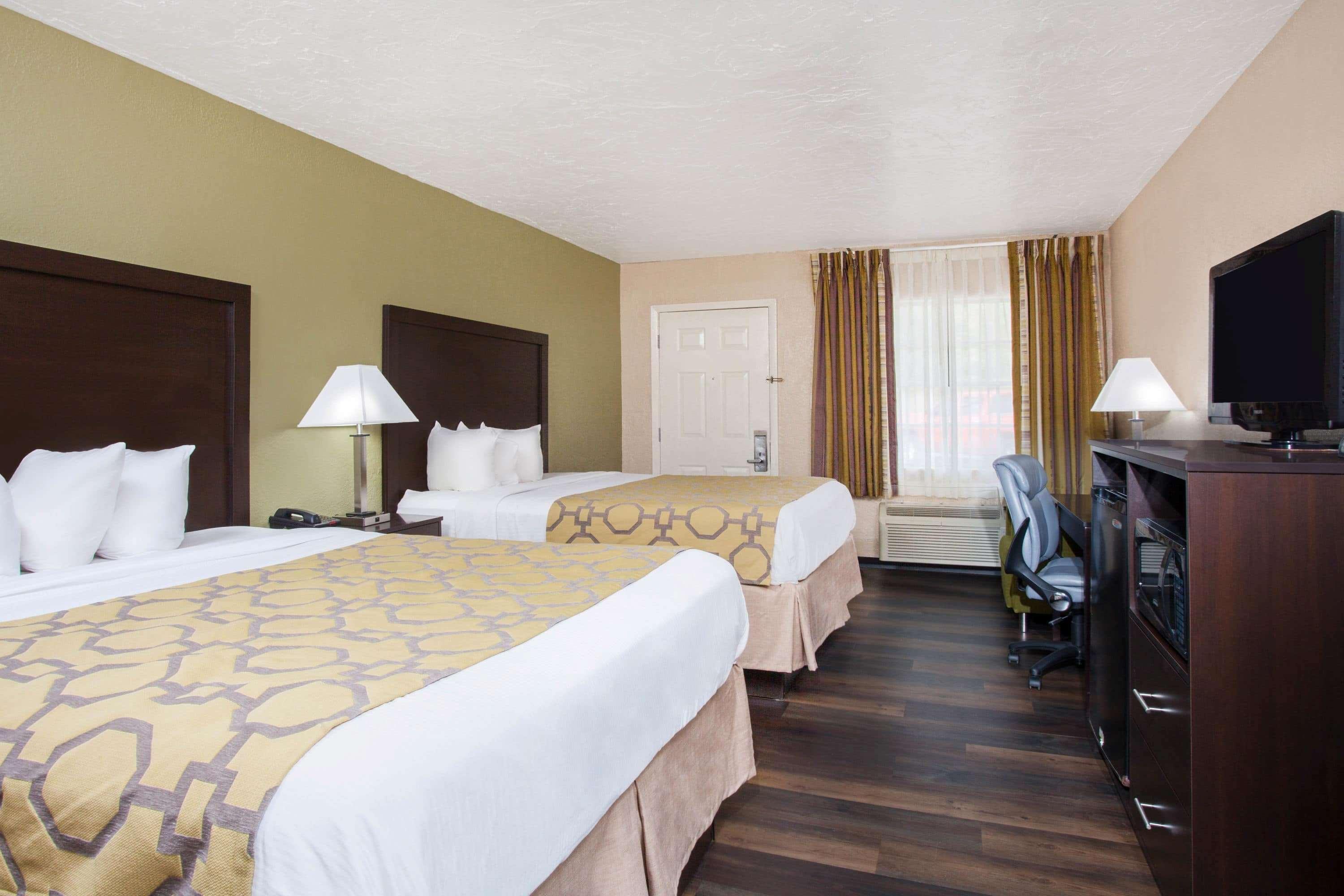 Baymont By Wyndham Lake City Exterior photo