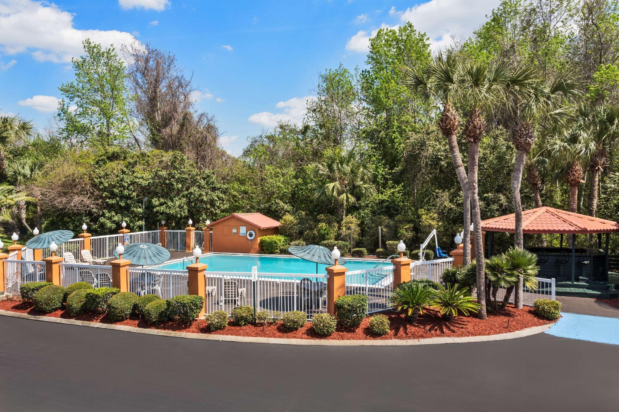 Baymont By Wyndham Lake City Exterior photo