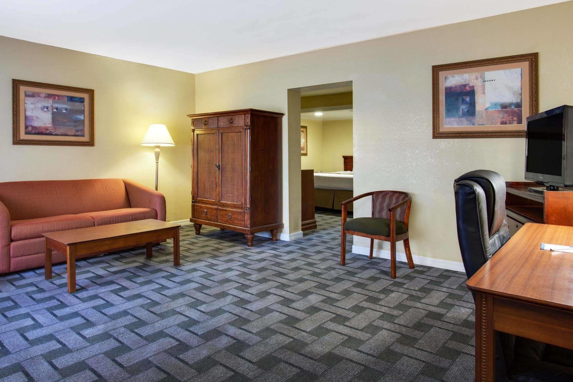Baymont By Wyndham Lake City Exterior photo